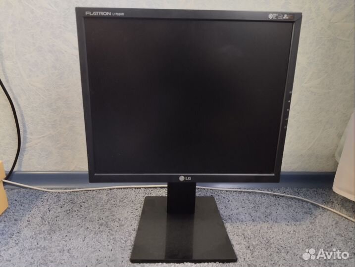 Монитор LG flatron L1753HR черный