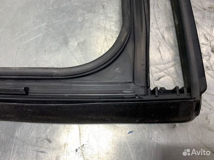 Уплотнитель стекла двери Volkswagen Passat B6