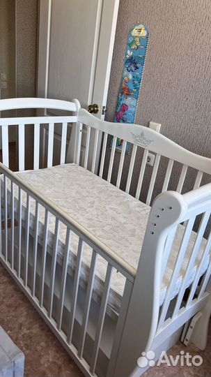 Детская кроватка с маятником и ящиком