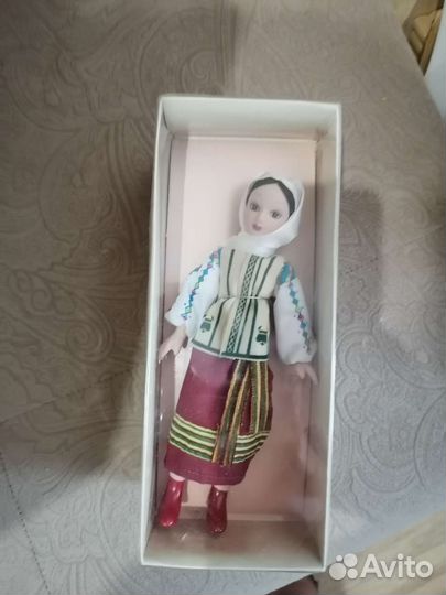 Кукла фарфор