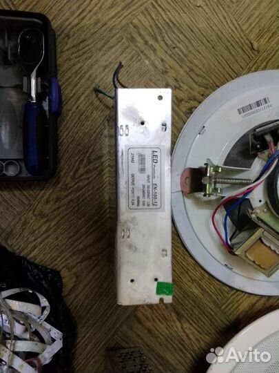 Продам 2 динамика,2бл.пит.,свет.диод.ленту и набор