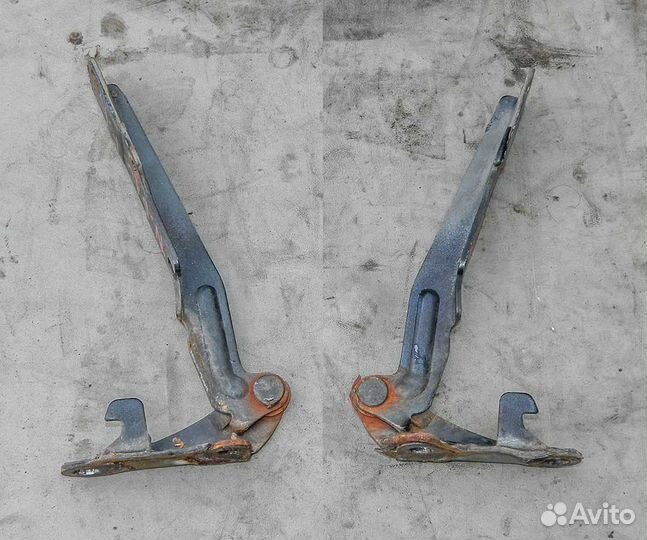 Петля капота Nissan Primera P10