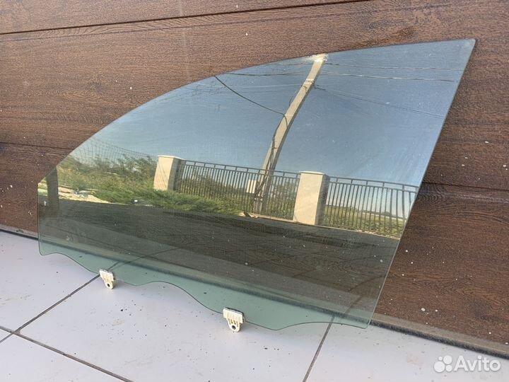 Стекло левое переднее j31