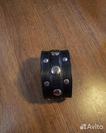 Кожаный браслет с клёпками