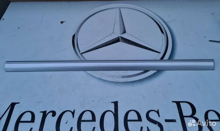 Молдинг передней правой двери Mercedes W202