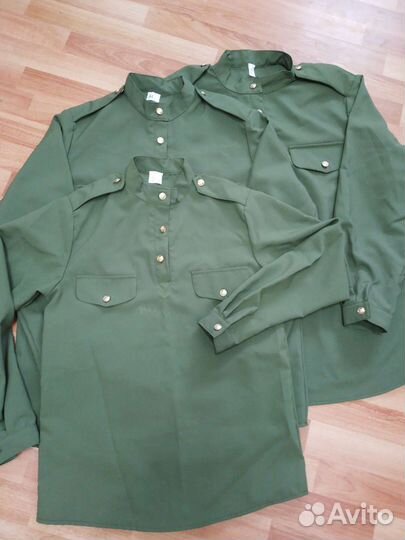 Гимнастерки разных размеров, пилотки