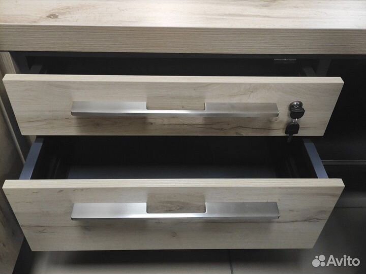 Стол с тумбой