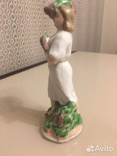 Статуэтка сборщица винограда