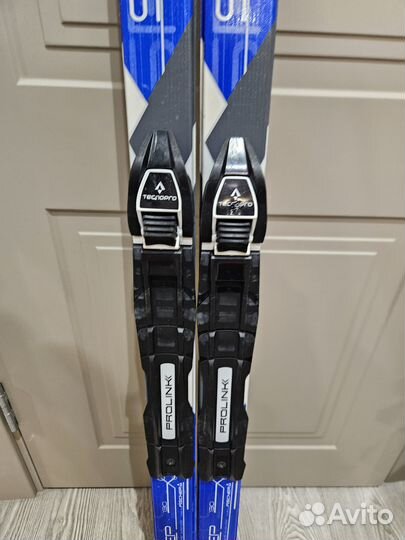 Лыжные палки и лыжи