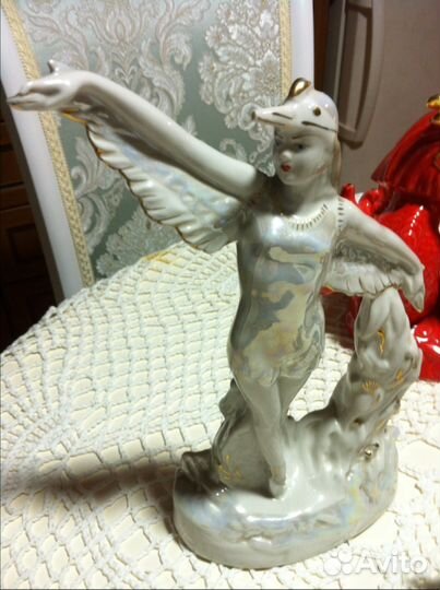 Продаю фарфоровые статуетки