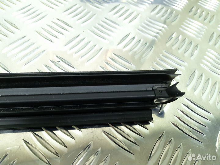 Б/У Накладка стекла переднего правого внутр Mer