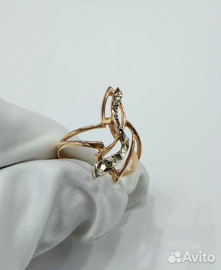 Кольцо с синтетическим камнем Золото