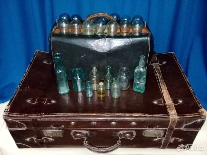 Саквояж доктора Айболита с мед банками и склянками