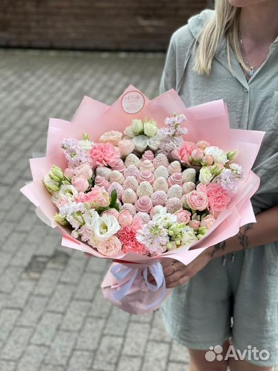 Боксы из клубники с пионами в шоколаде с доставкой