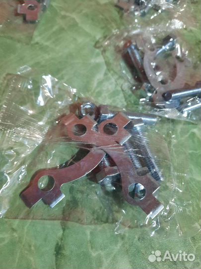 Болты крепления задней звезды на мопед