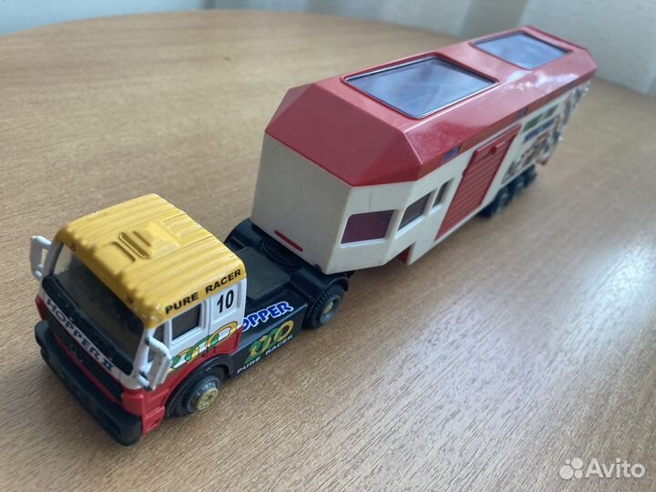 Модель тягача с прицепом для перевозки болидов F-1