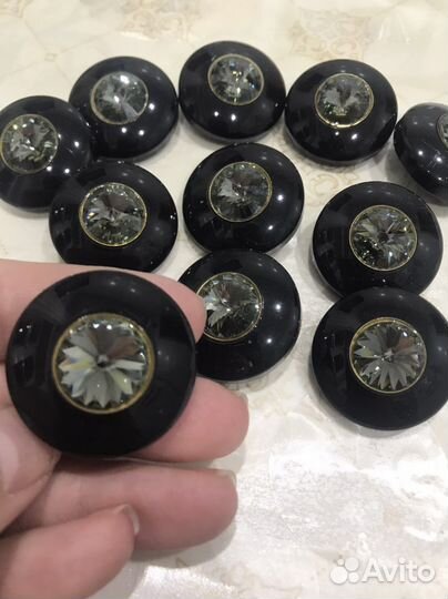 Пуговицы черные с камнем