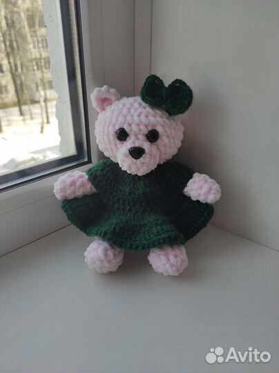 Вязаная игрушка мишка в платье ручной работы