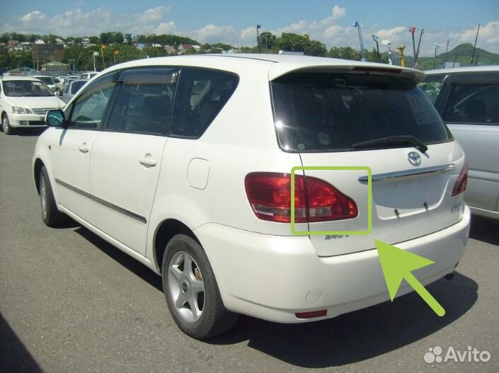 Toyota Ipsum с2001г. - Фонарь левый внутренний Б/У