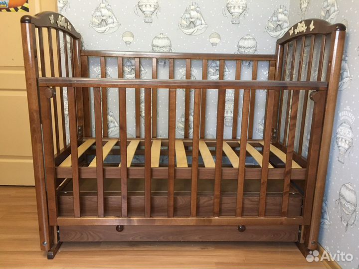 Детская кроватка с продольным маятником