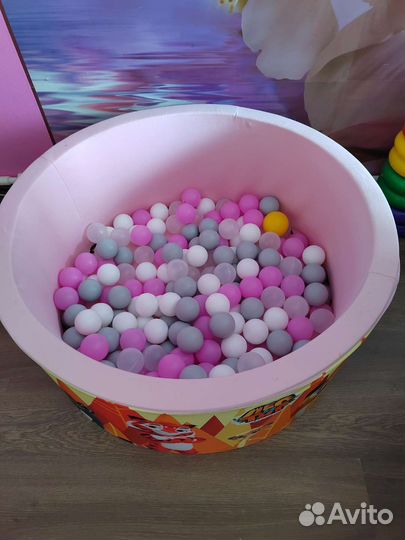 Сухой бассейн с шариками