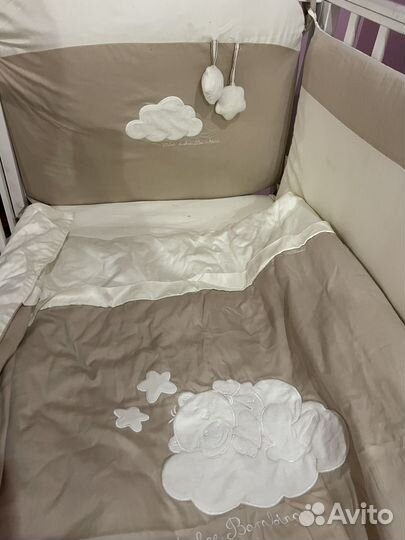 Детская кроватка с маятником