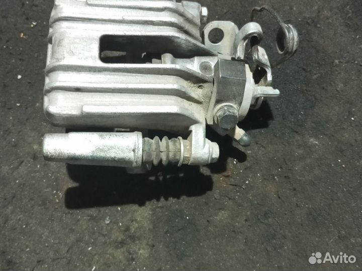 Суппорт задний правый Skoda Octavia A4 1.8 турбо