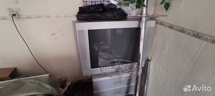 4 люстры, раковина, кран, барная стойка