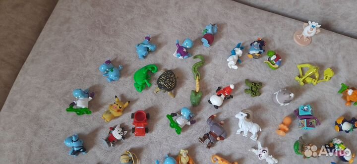 Много киндр игушек