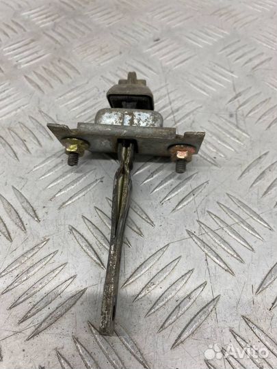 Б/У ограничитель двери передний левый Mazda Demio