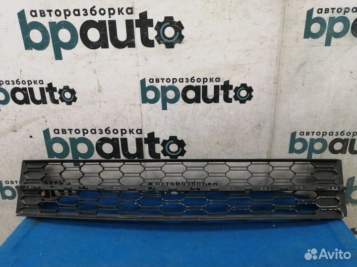 Решетка переднего бампера - центральная 5E0 853