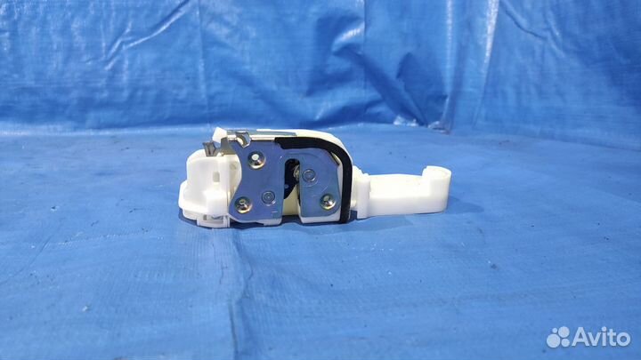 Замок двери передней левой Mitsubishi Outlander 3