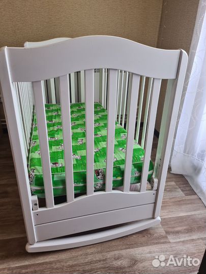Детская кровать качалка. Белая