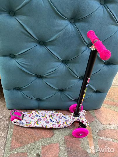 Самокат трехколесный с принтом (новый)