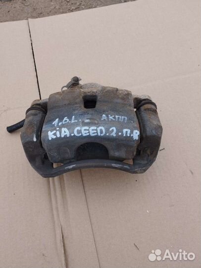 Суппорт передний правый Kia Ceed 2 (JD)
