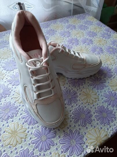 Кроссовки женские