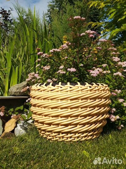Кашпо из искусственного ротанга