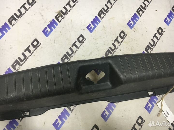 Накладка замка багажника Шевроле Лачетти