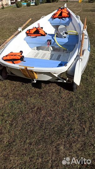 Весельно/моторная прогулочная лодка