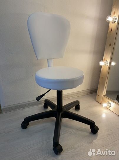 Стул на колесиках