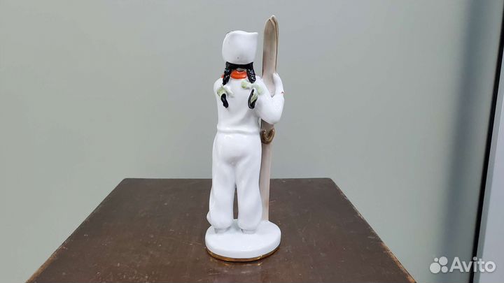 Статуэтка фарфор лыжница лфз 1957 год оригинал