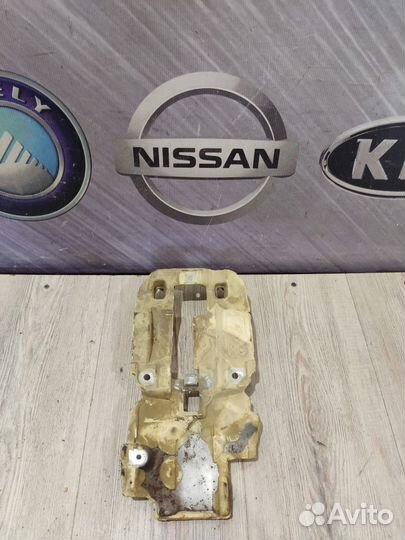 Пыльник рулевой колонки Nissan primera P12 Лев