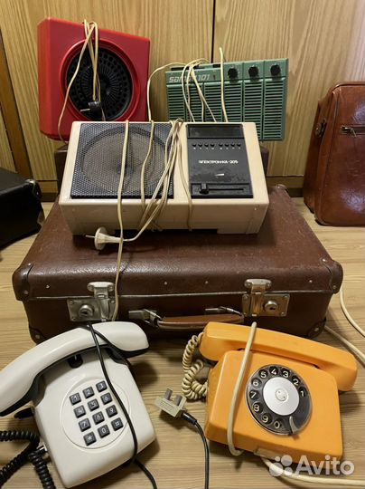 Старый телефон и радиоприемник