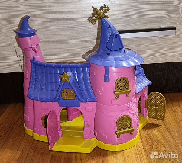 Игрушечный замок с фигурками