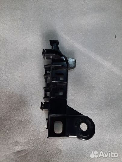 Кронштейн фонаря задний левый Toyota Camry V70