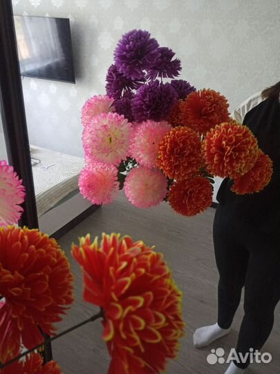 Искусственные цветы на кладбище