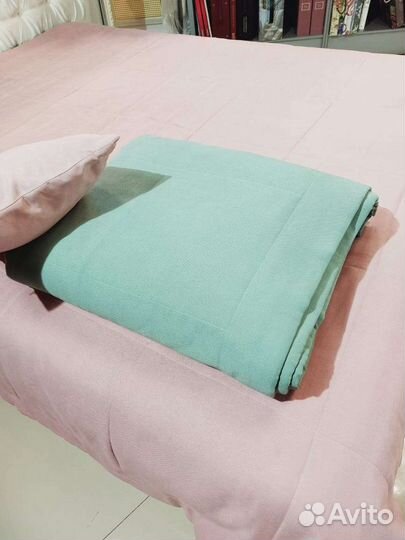 Пледы и подушки