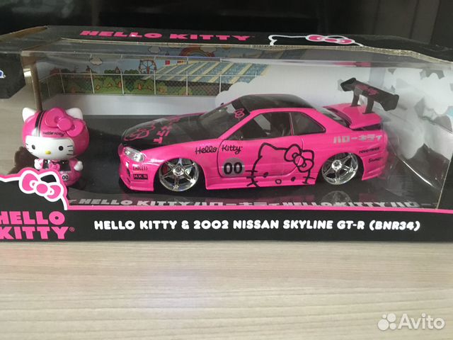 Jada Toys Nismo Skyline GT-R 2009 Con Hello Kitty - Modellino In Metallo Scala 1/24, Colore Rosa E Bianco, Auto Da Collezione