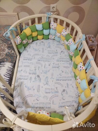 Детская кроватка с маятником