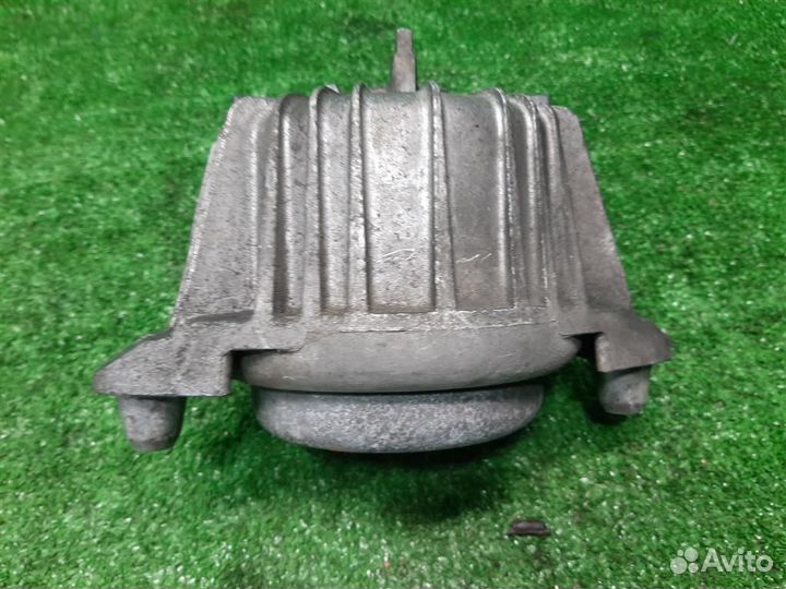 Опора (подушка) двигателя правая Mercedes Benz C